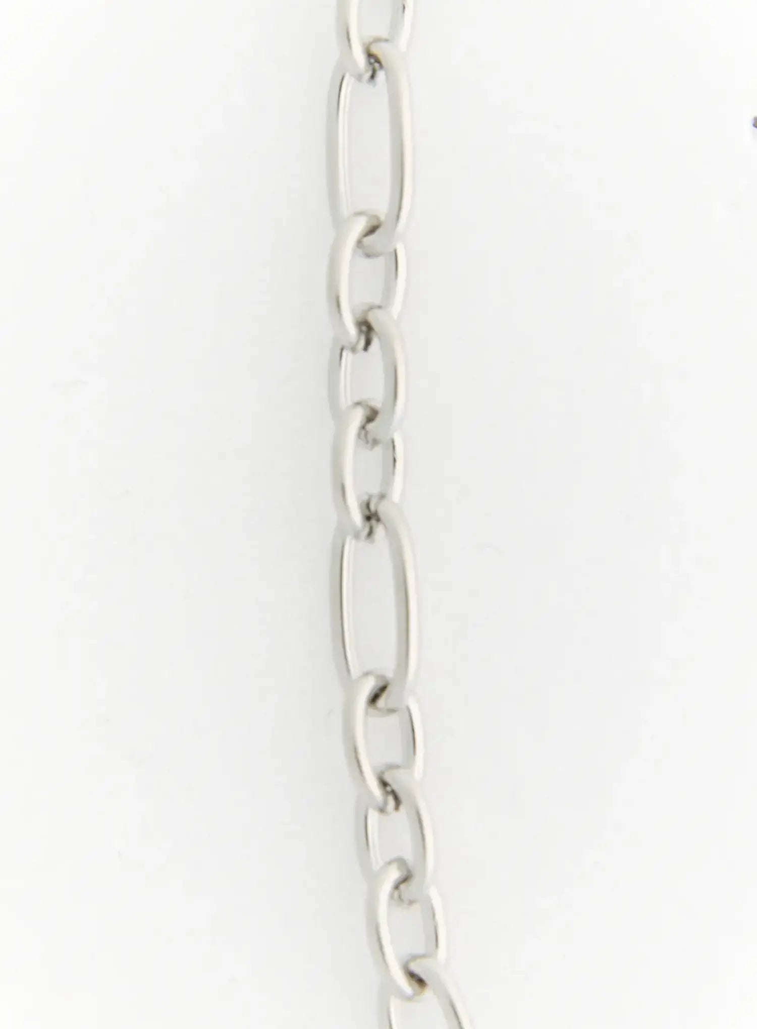 Ellis Cross Chain Necklace IL517 silver close-up detail of oval paperclip link chain texture on white background