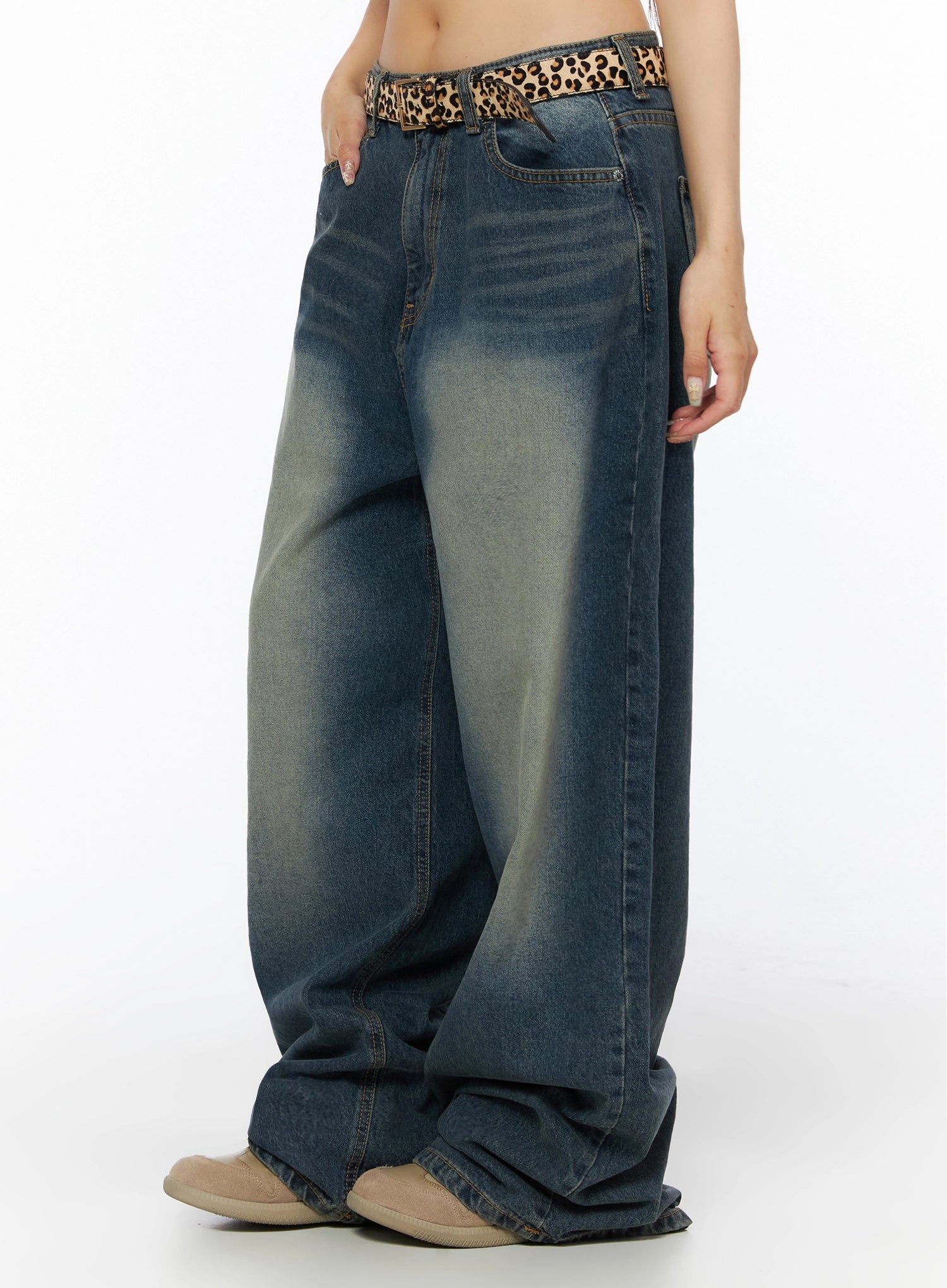 Fia Washed Baggy Jeans IL523 Dark blue side shot on model waist-to-hem showing leopard belt, side seam detail, wide-leg volume and yellow-toned wash gradient