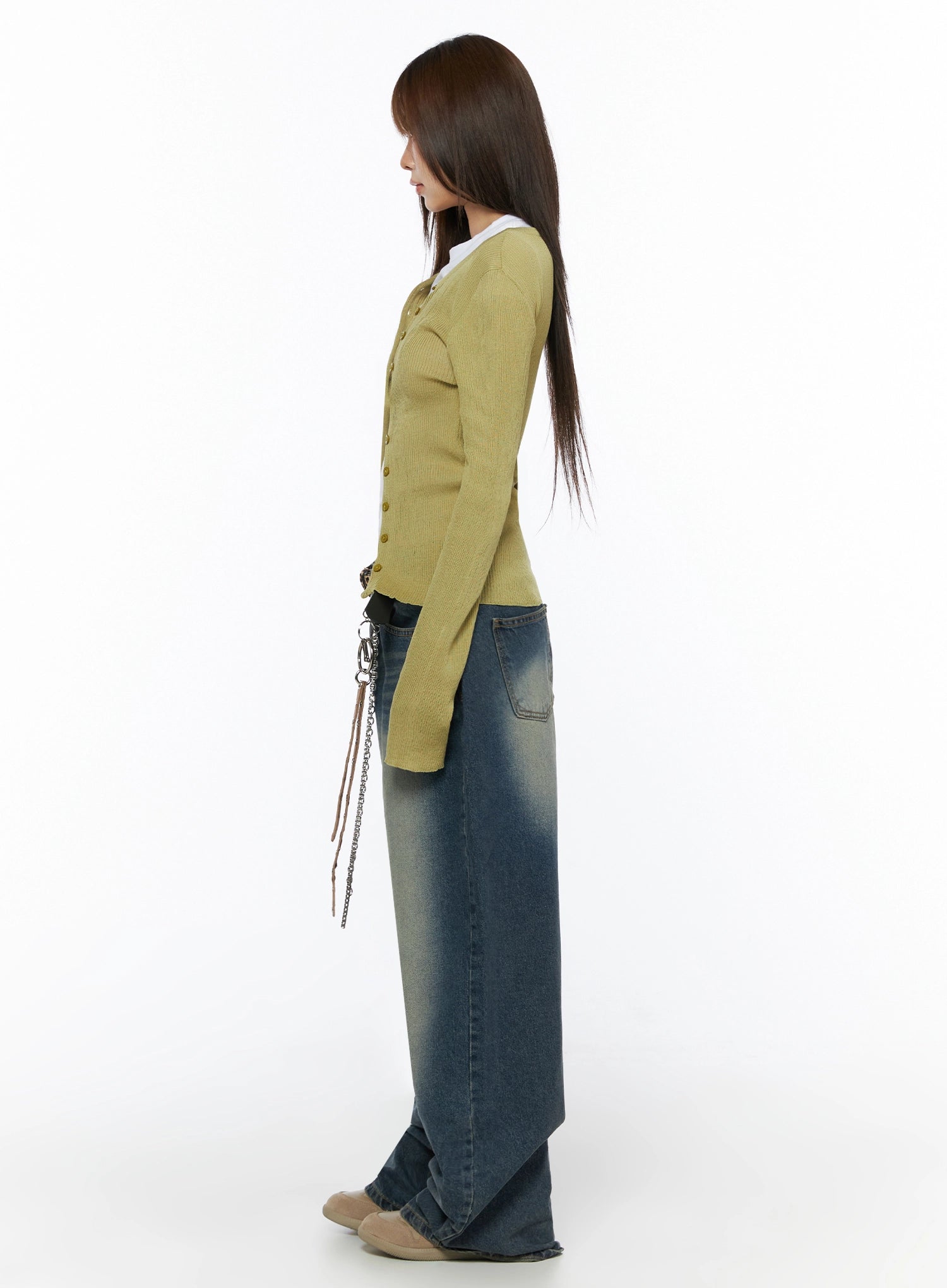 Fia Washed Baggy Jeans IL523 Dark blue full-body side shot on model in olive cardigan, showing wide-leg silhouette length and leopard chain belt draping down