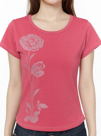 Floral Graphic Short Sleeve Top IU525 Dark pink close-up front detail shot showing silver cross-stitch rose graphic scoop neck and contrast topstitching on cotton fabric