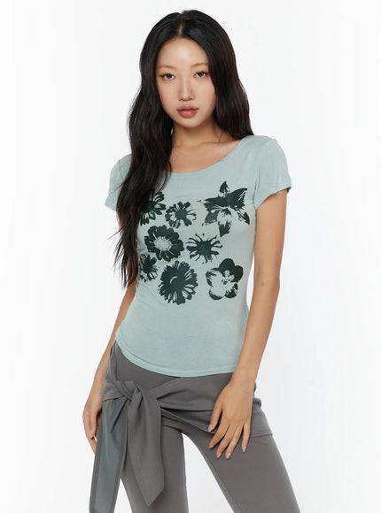 Floral Graphic Tee CU526 mint green front model shot slim-fit tee with dark floral butterfly graphic scoop neck styled with gray tie-waist leggings