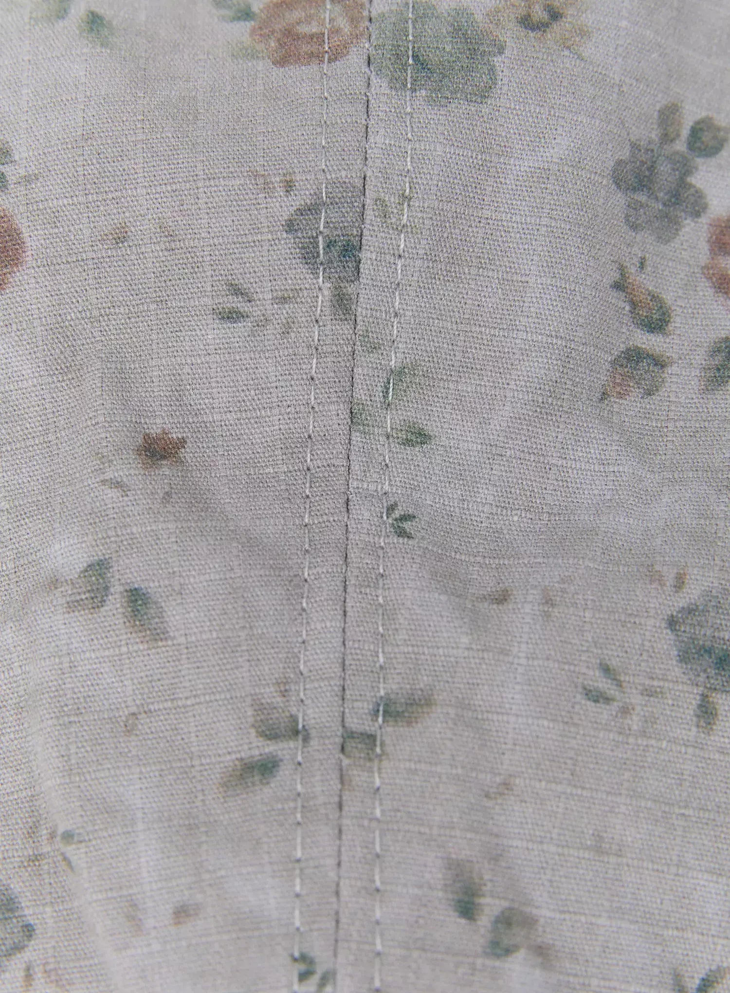 Floral Print Flat Cap IU524 Pink extreme close-up of crown interior seam stitching and linen-blend floral print fabric texture