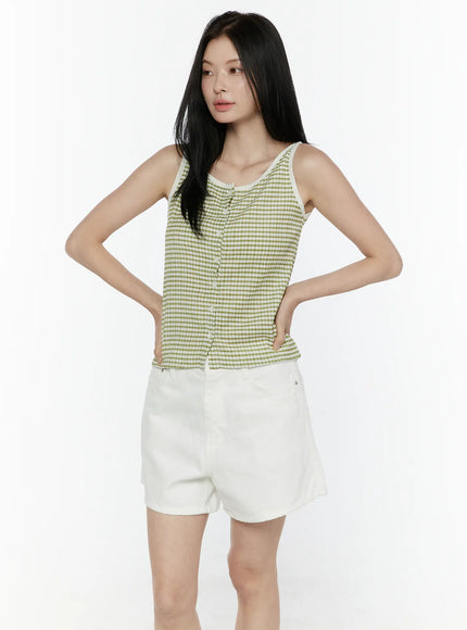 Gingham Tank Top IL506 Green half-body front shot on model hands on hips, showing neckline and cropped length with green gingham check seersucker texture