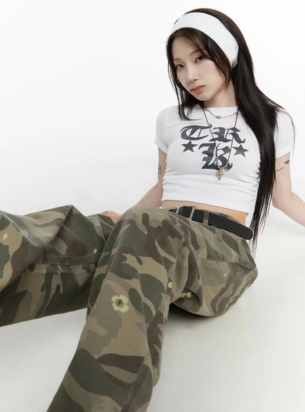 LEWKIN Graphic Crop Top IL522 White S/M seated model floor pose front gothic letter print ribbed crop tee styled with camo pants