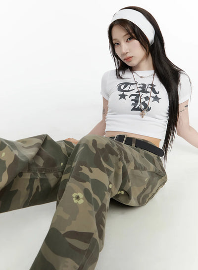 LEWKIN Graphic Crop Top IL522 White S/M seated model floor pose front gothic letter print ribbed crop tee styled with camo pants
