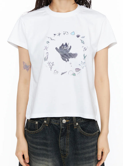 Graphic Meow Crop Tee CU530 White close-up front detail shot showing full circular sea creature graphic print with colorful shells and starfish on cotton