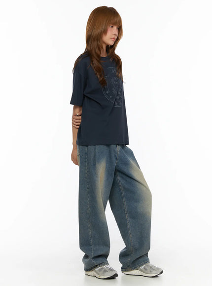 Graphic Oversized Tee CL503 Dark blue side shot on model showing dropped shoulder and relaxed hem, paired with faded wide-leg denim and sneakers