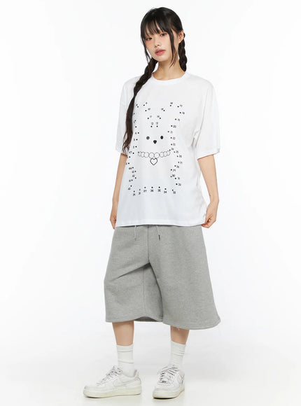 Graphic Oversized Tee CU530 White full-body front shot on model styled with gray wide-leg shorts and white sneakers, oversized fit with dot-to-dot bear graphic