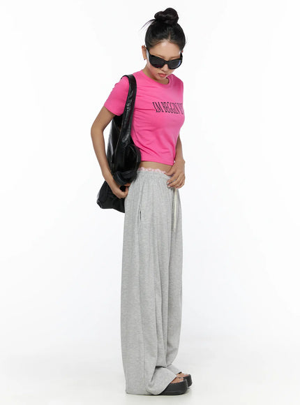 Graphic Print Crop Tee CL513 Pink three-quarter side front shot on model without accessories, showing IM BEGGIN YOU print and cropped hem detail