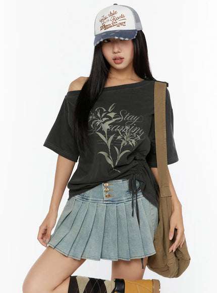 LEWKIN Graphic Print One-Shoulder Oversized Tee CU529 Dark gray M/L front model shot with cap and crossbody bag, lily print, side ruched drawstring hem