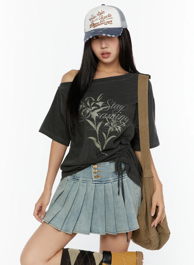 LEWKIN Graphic Print One-Shoulder Oversized Tee CU529 Dark gray M/L front model shot with cap and crossbody bag, lily print, side ruched drawstring hem