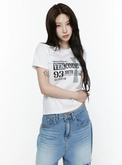 Graphic Semi-Crop T-Shirt IL522 White front three-quarter shot on model with hand on waist, showing VEKCODE graphic print and semi-cropped fit