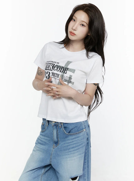 Graphic Semi-Crop T-Shirt IL522 White front shot on model with hands clasped, showcasing cropped hem, graphic print, and fitted cotton silhouette