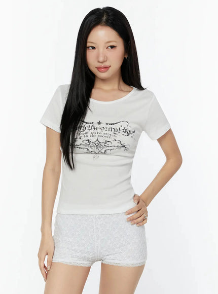 Graphic Short Sleeve Tee IU524 in White, size S/M