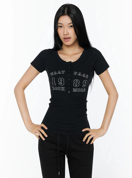 Henley Graphic Tee IL509 in Black, size S/M