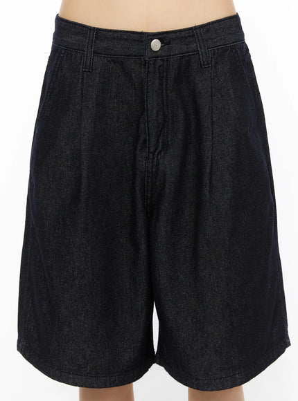High-Waist Pintuck Jorts CU530 black close-up front shot on mannequin showing high waist pintuck pleats and silver button detail