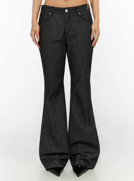 Hina No-Fade Bootcut Flared Jeans IL524 Black front shot on model showing low-rise waistband flared leg silhouette with black pointed-toe boots
