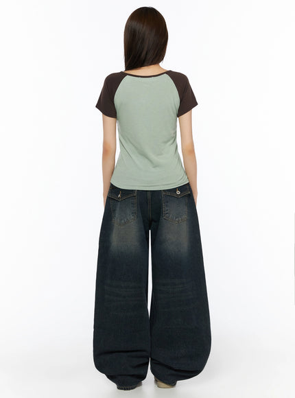 Jan Back Pocket Washed Wide Jeans IL515 Dark blue back view on model showing wide balloon legs, back flap pockets, and green raglan top