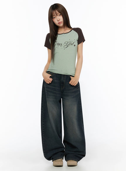 Jan Back Pocket Washed Wide Jeans IL515 Dark blue full-body front view on model with hands in pockets, paired with green raglan tee