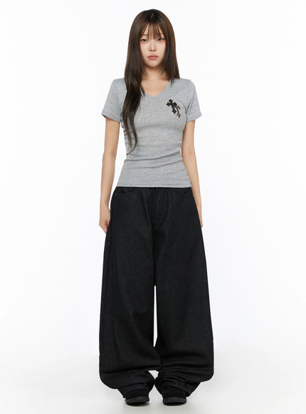 Kairo Back Buckle Wide Jeans IL515 Black full-length front view on model wearing gray v-neck tee, standing straight, extra-wide balloon leg denim pooling at ankles