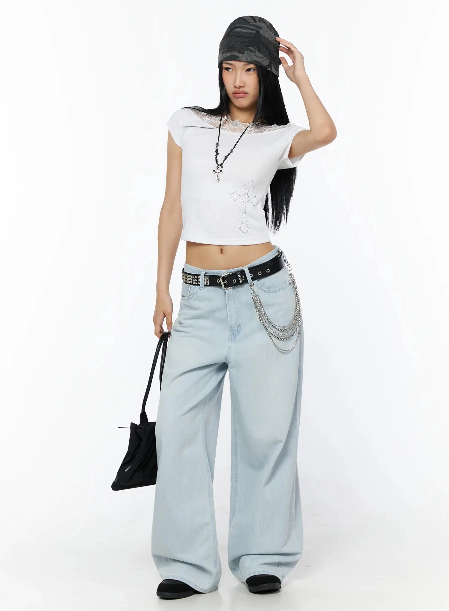 Keliana Soft Wide-Leg Jeans IL516 Light blue full outfit on model styled with white crop top, camo beanie, chain belt, and black bag