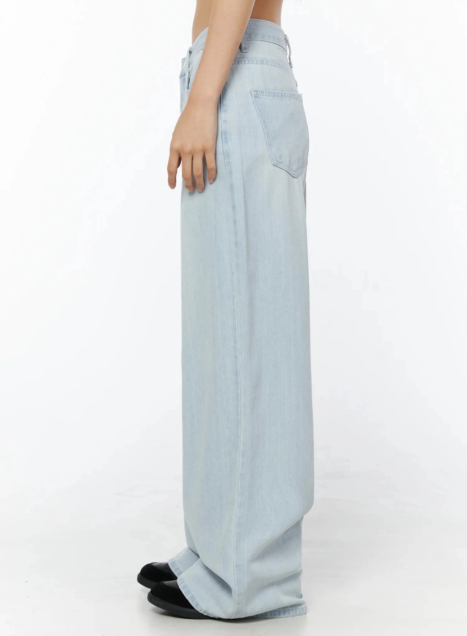 Keliana Soft Wide-Leg Jeans IL516 Light blue side view on model showing low-rise waist, back pocket, and dramatic wide-leg sweep