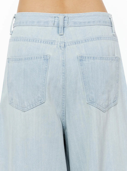 Keliana Soft Wide-Leg Jeans IL516 Light blue close-up back detail showing dual patch pockets, belt loops, and V-waistband stitching