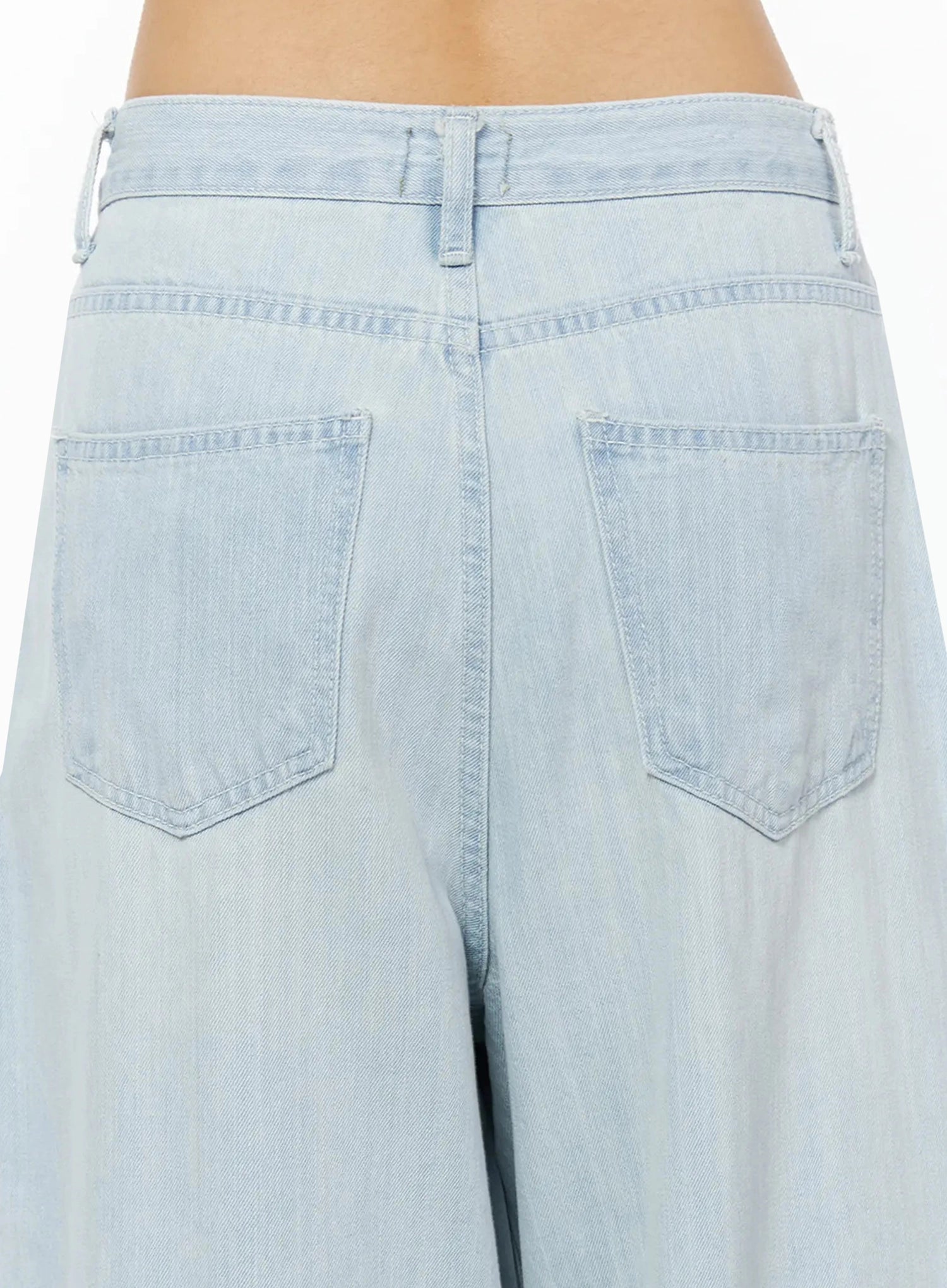 Keliana Soft Wide-Leg Jeans IL516 Light blue close-up back detail showing dual patch pockets, belt loops, and V-waistband stitching