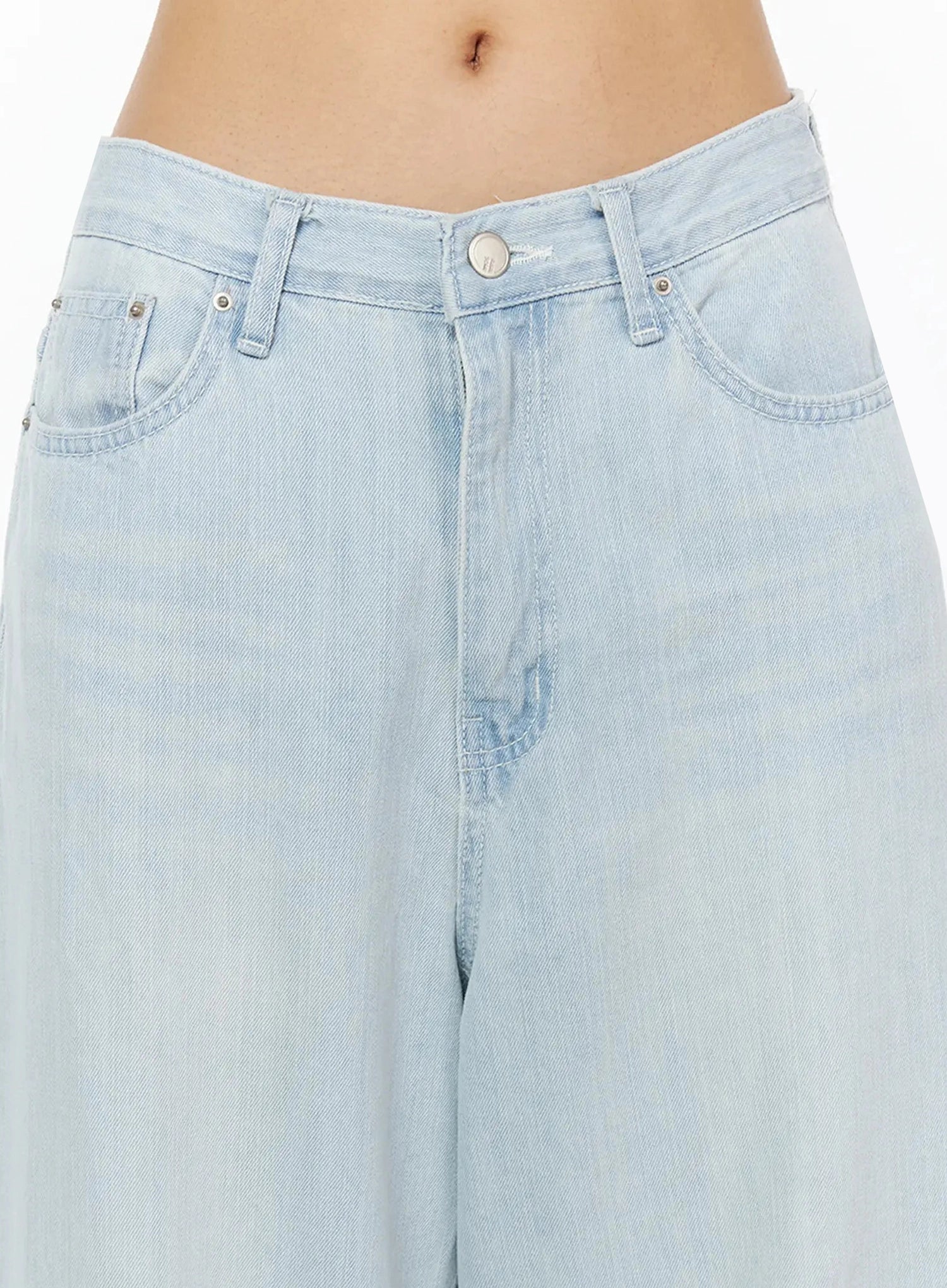 Keliana Soft Wide-Leg Jeans IL516 Light blue close-up detail of V-shaped low-rise waistband, silver button, and front pockets on model