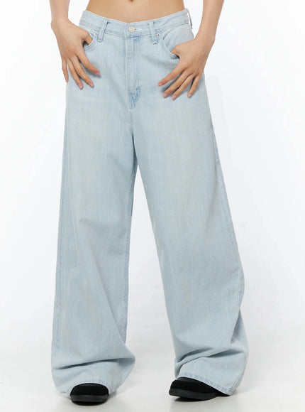 LEWKIN Keliana Soft Wide-Leg Jeans IL516 Light blue close-up front on model with hands in pockets, low-rise V-waistband, wide-leg denim