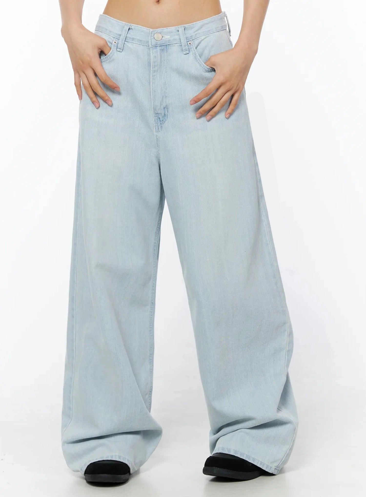 LEWKIN Keliana Soft Wide-Leg Jeans IL516 Light blue close-up front on model with hands in pockets, low-rise V-waistband, wide-leg denim