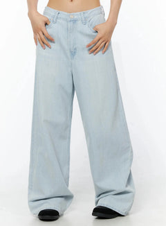 LEWKIN Keliana Soft Wide-Leg Jeans IL516 Light blue close-up front on model with hands in pockets, low-rise V-waistband, wide-leg denim