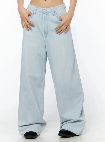 LEWKIN Keliana Soft Wide-Leg Jeans IL516 Light blue close-up front on model with hands in pockets, low-rise V-waistband, wide-leg denim