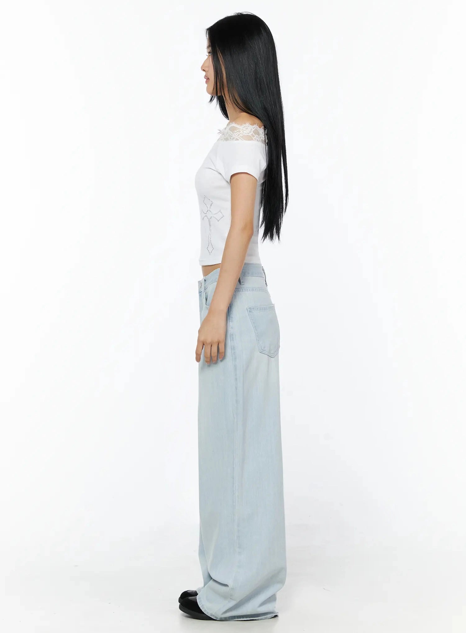 Keliana Soft Wide-Leg Jeans IL516 Light blue side full-length on model in white lace crop top, showing silhouette and leg volume