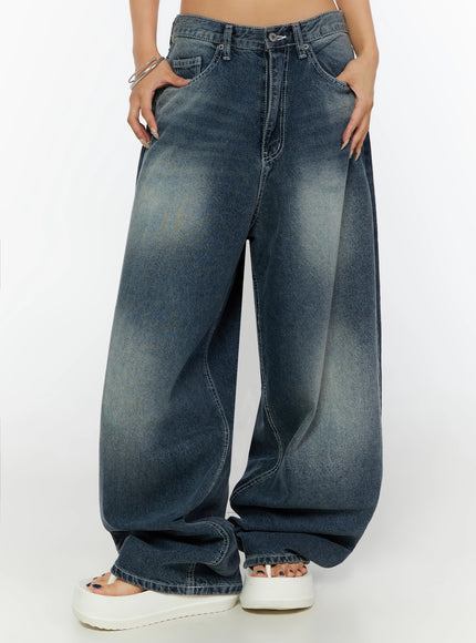 Kenji Baggy Wide-Leg Jeans IL524 Dark blue front close-up on model showing low-rise waist, front pockets, whiskering, and voluminous ballon-leg denim