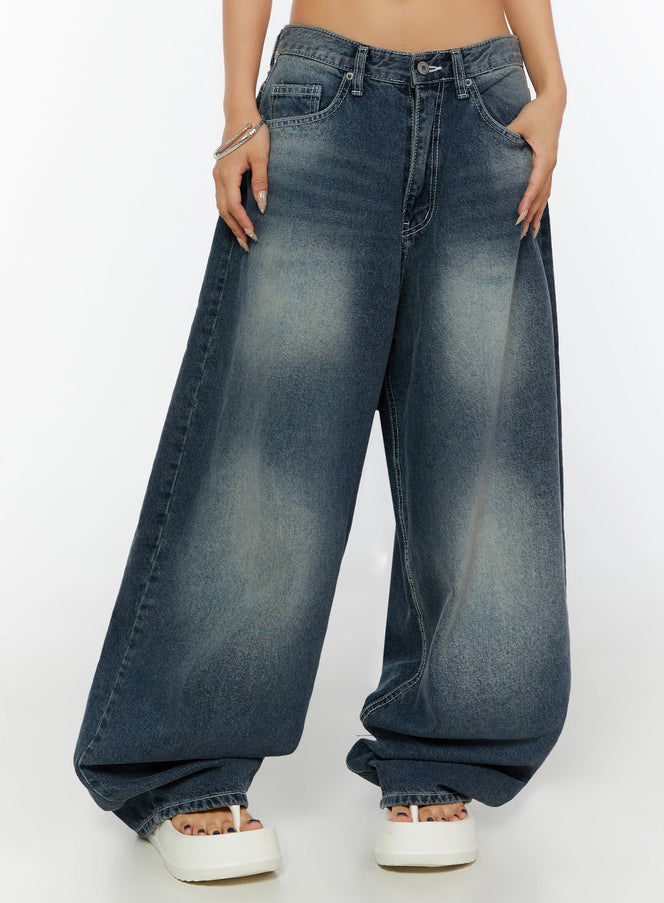 LEWKIN Kenji Baggy Wide-Leg Jeans IL524 Dark blue front close-up on model size S showing low-rise waistband, front pockets, white topstitching, and faded wash denim