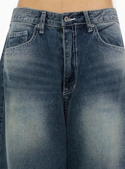 Kenji Baggy Wide-Leg Jeans IL524 Dark blue front close-up on model showing low-rise waist, front pockets, white contrast stitching, and heavy faded wash