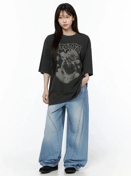 Kitty Graphic Oversize T-Shirt IL506 Dark gray full-body front shot on model standing straight, paired with wide-leg blue jeans and black shoes