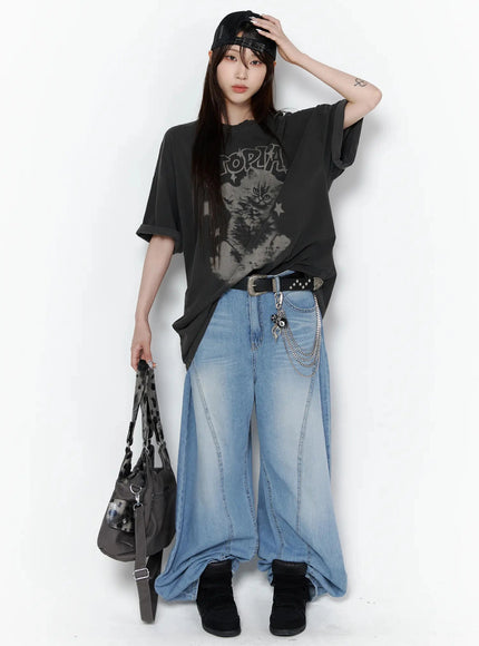 Kitty Graphic Oversize T-Shirt IL506 Dark gray full-body styling shot on model with black cap and bag, paired with wide-leg jeans and chain belt accessories