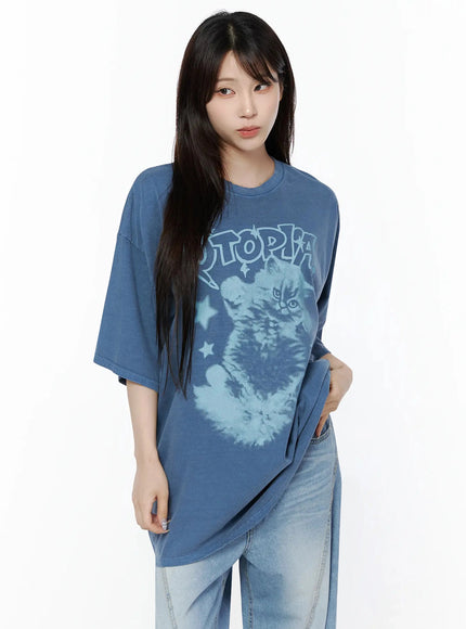 Kitty Graphic Oversize T-Shirt IL506 blue front shot on model with hand at side, styled with light blue wide-leg jeans, halftone cat print