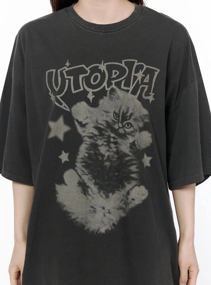 Kitty Graphic Oversize T-Shirt IL506 Dark gray close-up detail of UTOPIA lettering and halftone kitten graphic print with star motifs on chest