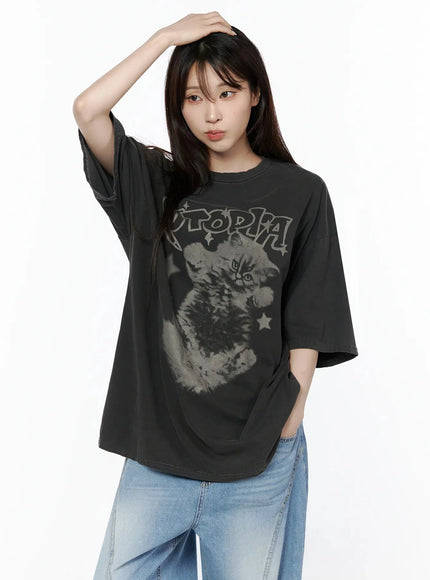 Kitty Graphic Oversize T-Shirt IL506 Dark gray front shot on model with one hand raised to head, showing graphic print and relaxed streetwear fit