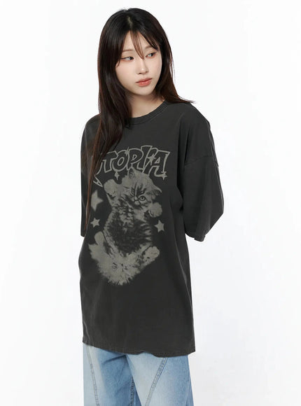 Kitty Graphic Oversize T-Shirt IL506 Dark gray three-quarter front shot on model looking to side, displaying UTOPIA cat graphic and oversize drop-shoulder cut