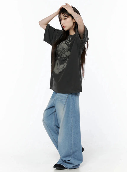 Kitty Graphic Oversize T-Shirt IL506 Dark gray side shot on model with hands raised over head, showing oversized silhouette and hem length