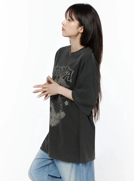 Kitty Graphic Oversize T-Shirt IL506 Dark gray side shot on model looking upward with hands gesturing, showing sleeve length and washed fabric texture