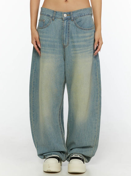 LEWKIN Kiva Washed Wide-Leg Jeans CL515 Light blue front view on model size S showing low-rise waistband, vintage wash, and oversized balloon silhouette with sneakers