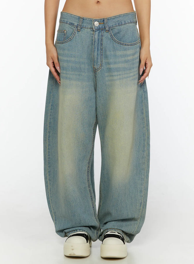 LEWKIN Kiva Washed Wide-Leg Jeans CL515 Light blue front view on model size S showing low-rise waistband, vintage wash, and oversized balloon silhouette with sneakers
