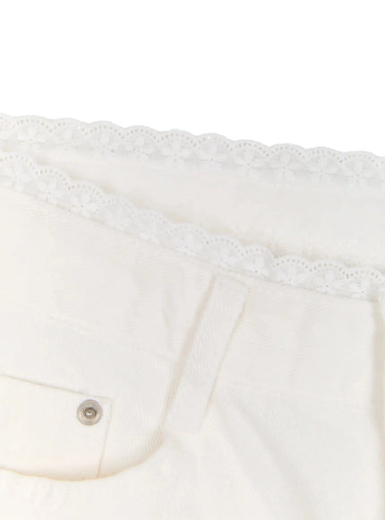 Lace Trim Cotton Shorts IL523 close-up detail of white scalloped lace waistband trim and belt loop construction showing fabric texture and rivet hardware