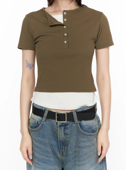 Layered Henley Short Sleeve Tee CL523 Dark green close-up front detail shot showing open collar, four-button henley placket and ribbed knit texture with white underlayer