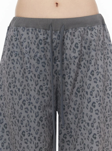 Leopard Print Wide-Leg Sweatpants IU525 Dark gray close-up detail shot of front waistband drawstring and slash pocket construction on model